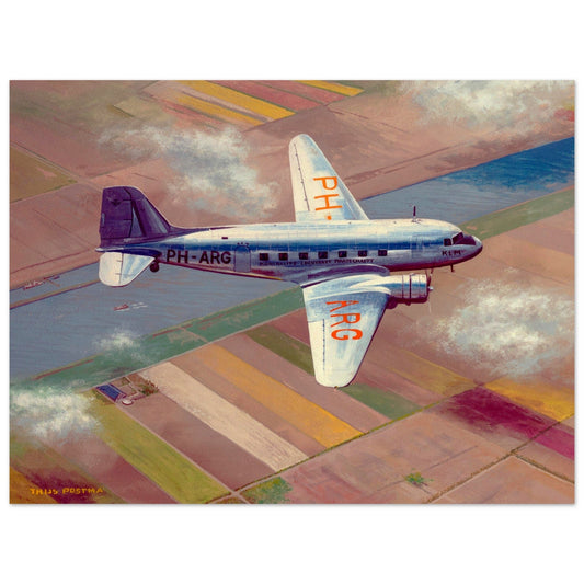 Thijs Postma - Poster - Aluminum - Douglas DC-3 PH-ARG Over Bollenstreek Aluminum Print Gelato 45x60 cm / 18x24″