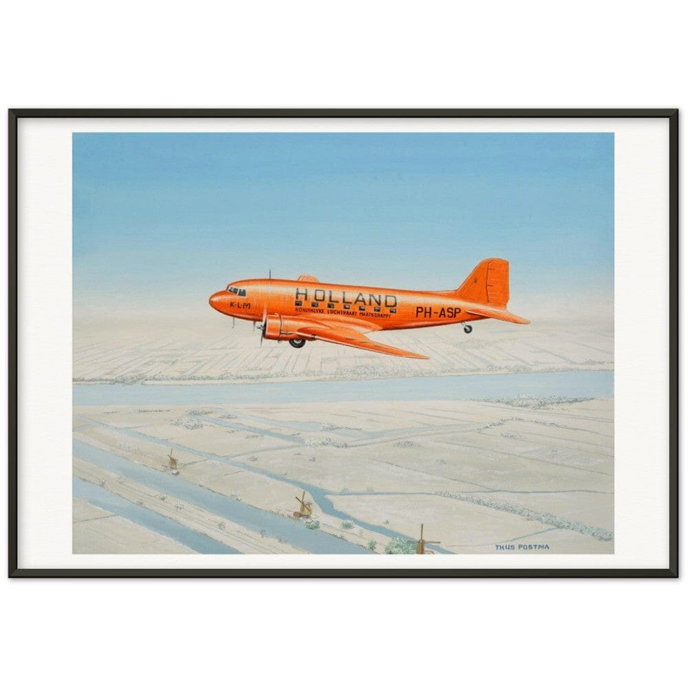 Thijs Postma - Poster - Douglas DC-3 KLM PH-ASP Flying Above The Snow - Metal Frame Poster - Metal Frame TP Aviation Art 70x100 cm / 28x40″ Black 