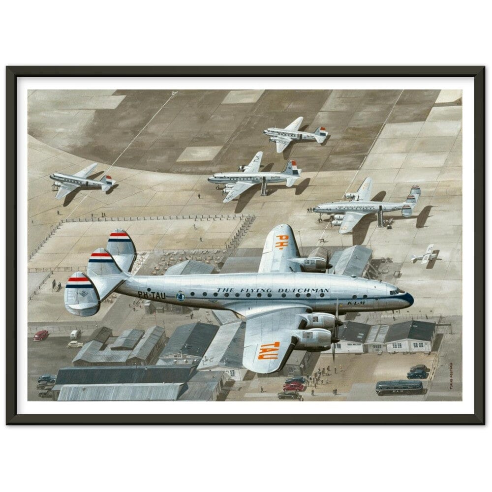 Thijs Postma - Poster - Lockheed L-049 Constellation PH-TAU Low Pass Schiphol 1947 - Metal Frame Poster - Metal Frame TP Aviation Art 45x60 cm / 18x24″ Black 