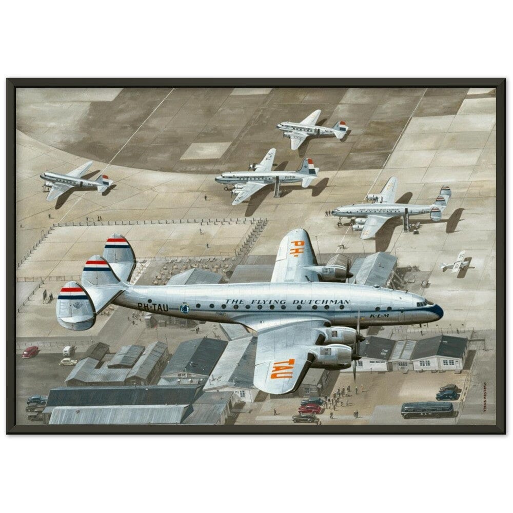 Thijs Postma - Poster - Lockheed L-049 Constellation PH-TAU Low Pass Schiphol 1947 - Metal Frame Poster - Metal Frame TP Aviation Art 50x70 cm / 20x28″ Black 